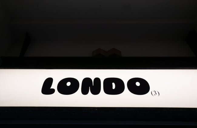 An extreme close up of a Londo sign.