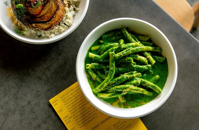 A plate of green beans in a bowl.