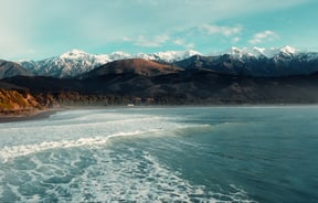 Beach and mountains in Kaikōura.