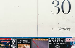 A sign pointing to an art gallery.