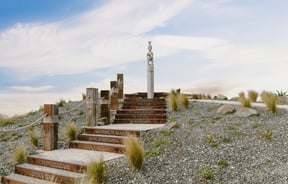 Steps up to a Māori pouwhenua.