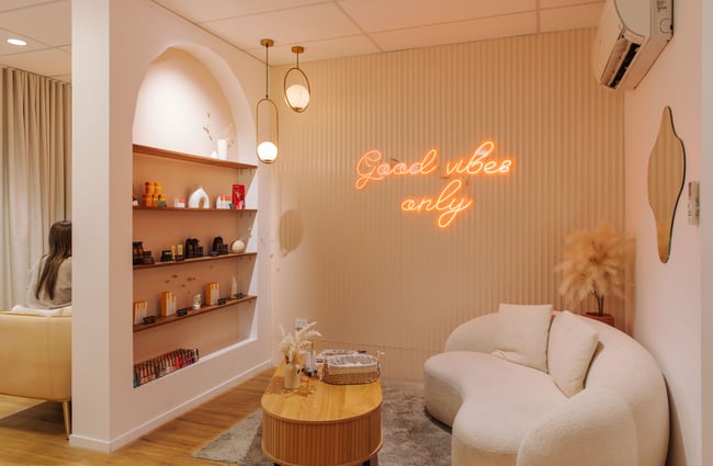 Good vibes only sign hanging in the waiting area at 1999 House of Nails - Manchester Street.