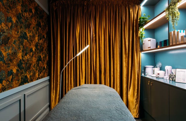 A blue and yellow decorated spa room inside Alchemy & I.