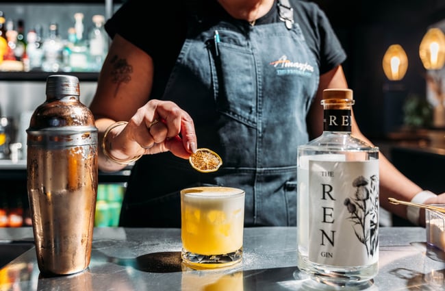Bartender making a cocktail at Amayjen.