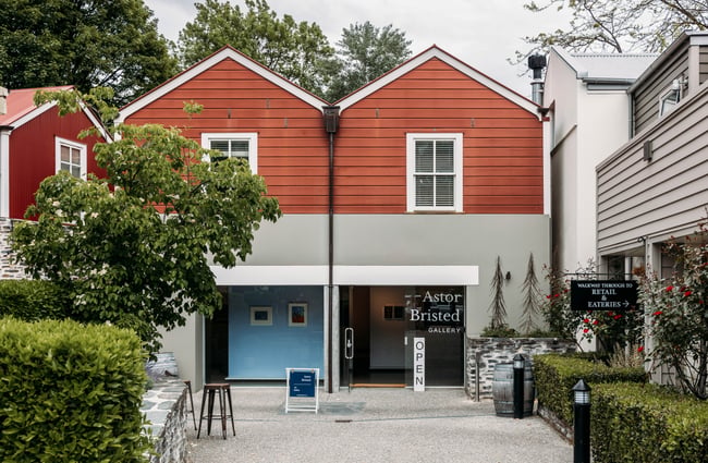 Laneway and exterior of Astor Bristed Gallery in Arrowtown.