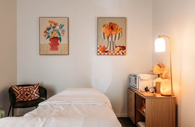 Treatment room with artwork on the walls at Cothu.