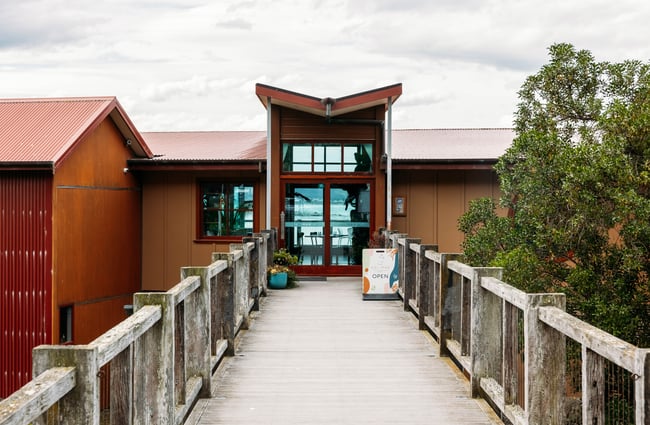 Wooden walkway leading to the front door of Del Mar in Ōamaru