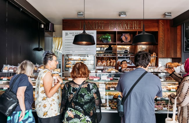 Customers at the counter at Janus Bakkerij.