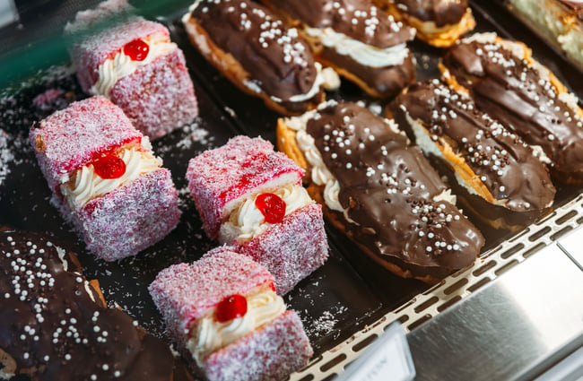 Lamingtons and eclairs in the cabinet at Janus Bakkerij.