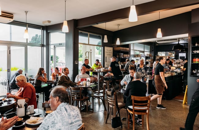 Customers at tables at Janus Bakkerij.