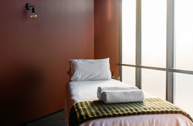 Massage bed at O-Studio.