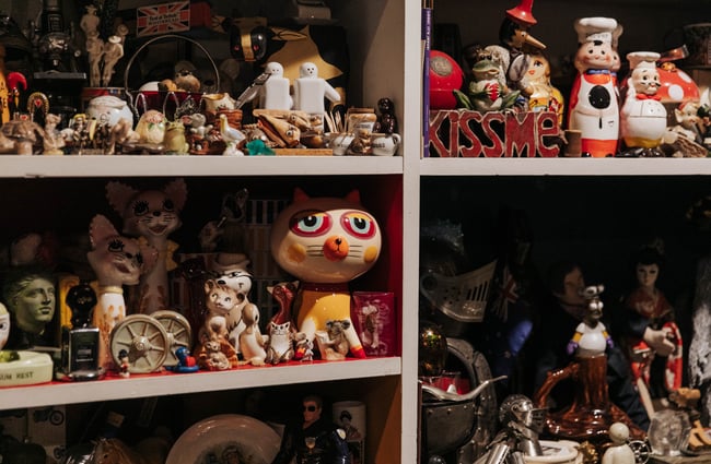 Retro trinkets behind the bar.