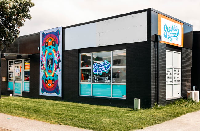 Exterior of the Seaside Skates store.