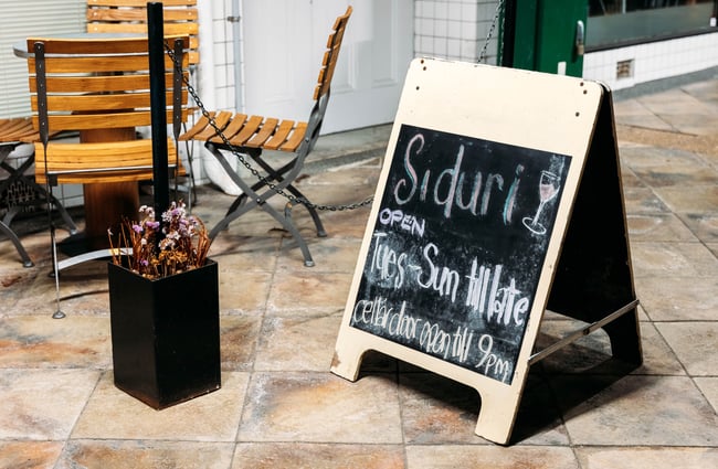 A street sign outside Siduri bar in Gisborne.