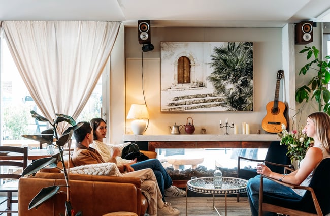A group of customers sitting on sofas in Sofi.