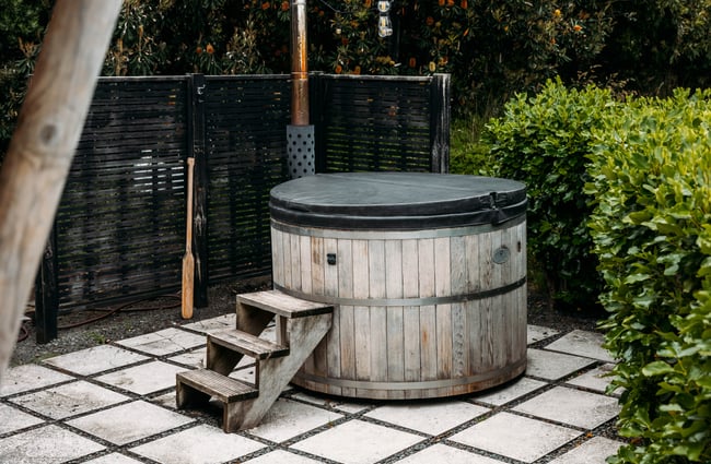 Hot tub at Te Hāpua Coastal Glamping.
