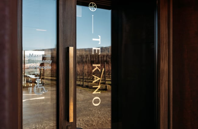 A sign that says 'Te Kano' on a door.