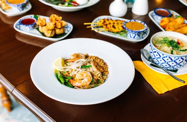 Close up of pad thai with prawns.