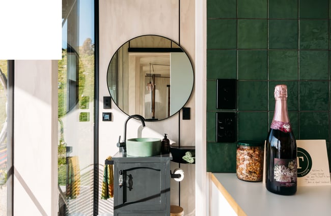 A small bathroom next to the kitchen at Tunapo Escape.