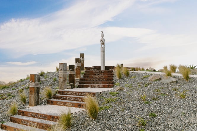 Steps up to a Māori pouwhenua.