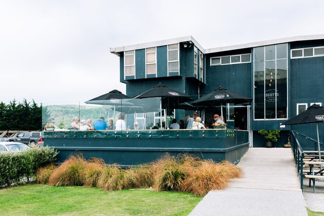 View of the outdoor deck area at Scotts Brewing Co. in Ōamaru.
