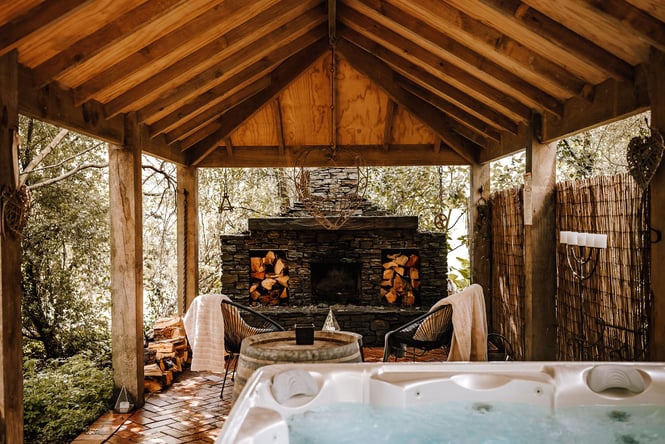 Outdoor spa at Hiwinui.
