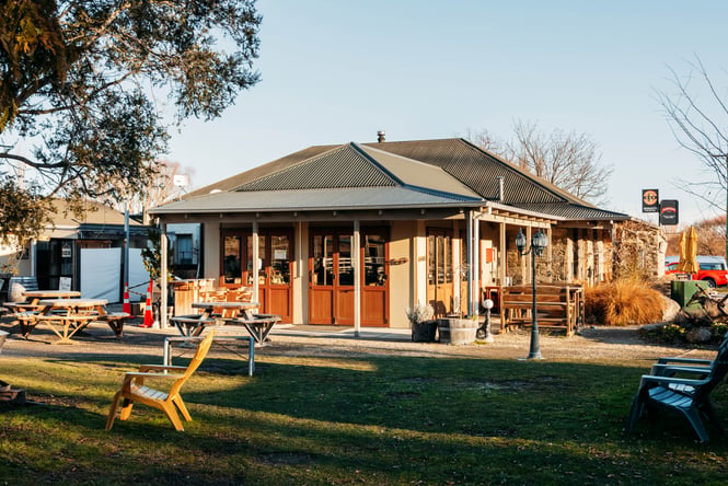 Tables and chairs in the outside garden at Chatto Creek Tavern.