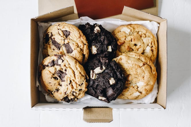 Six vegan cookies in a white box.