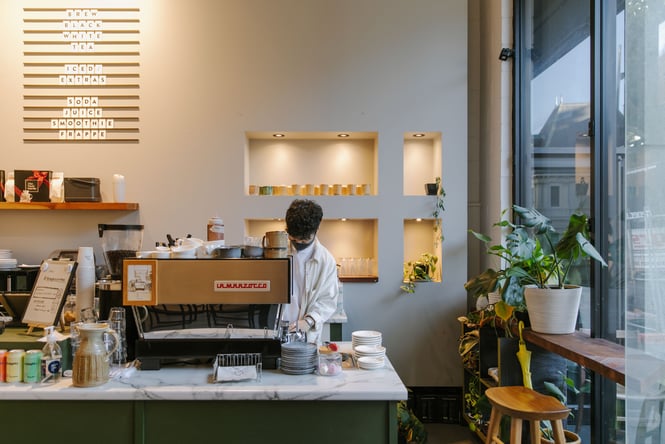 A man making coffee at Kompass.