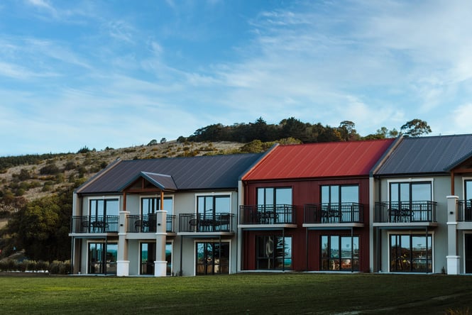 The outside of the Mariner Suites buildings.