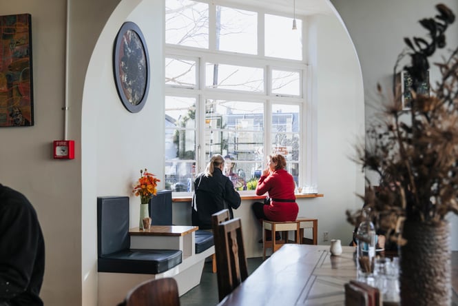 Two women chatting in a cafe.