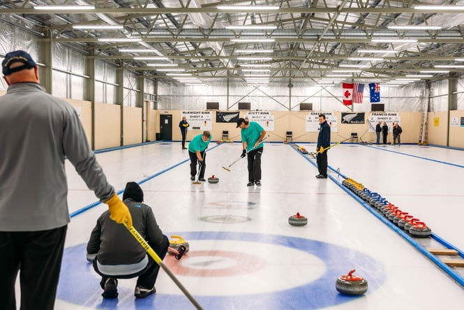People curling.