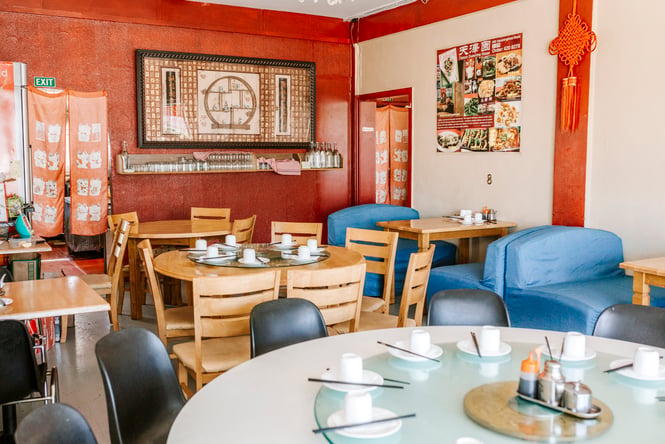 A brightly decorated Tianze restaurant.