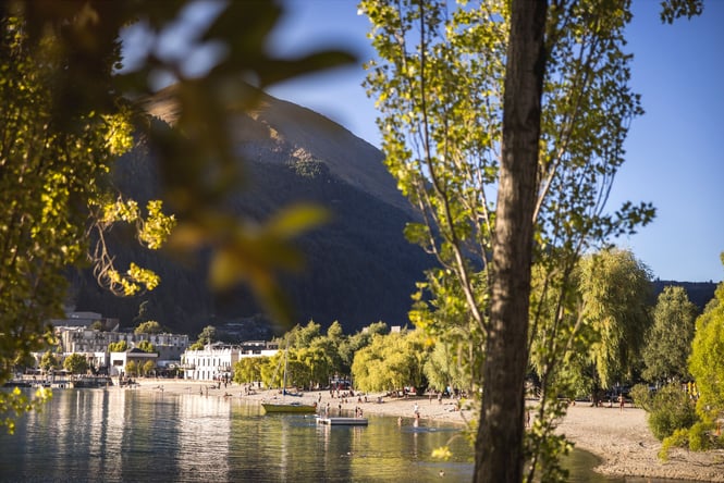 The view of a lake from the Queenstown Gardens.