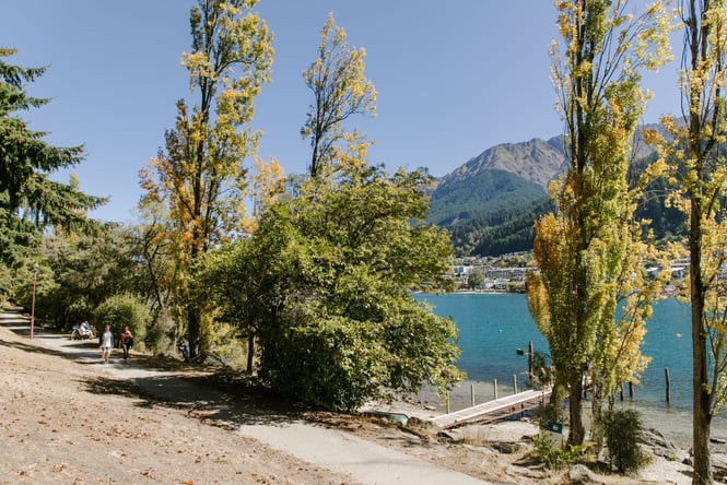 The view of a lake from the Queenstown Gardens.