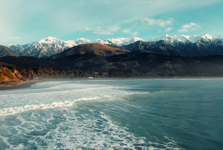 Beach and mountains in Kaikōura.
