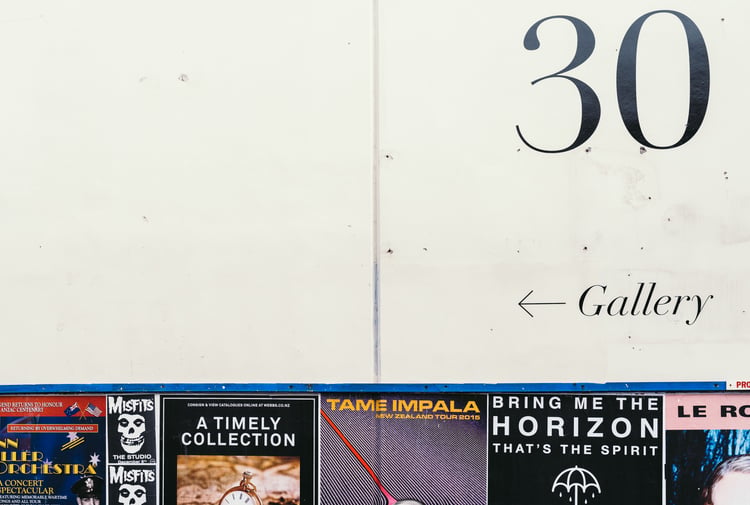 A sign pointing to an art gallery.