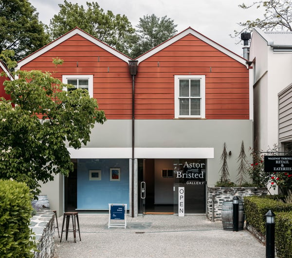 Laneway and exterior of Astor Bristed Gallery in Arrowtown.