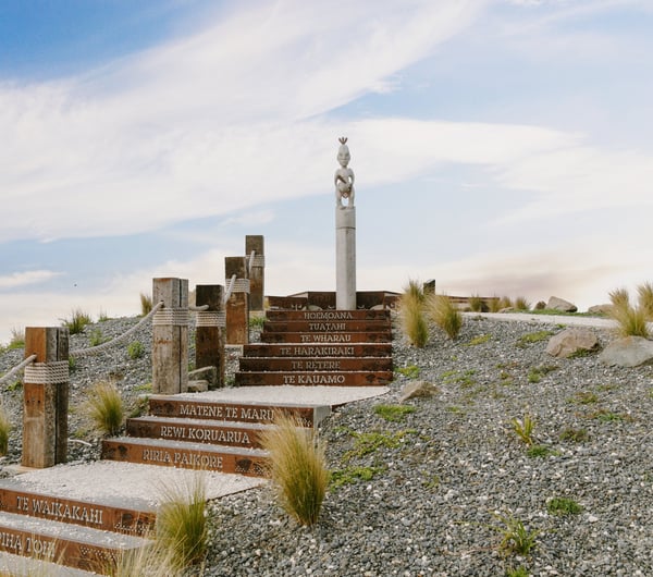 Steps up to a Māori pouwhenua.