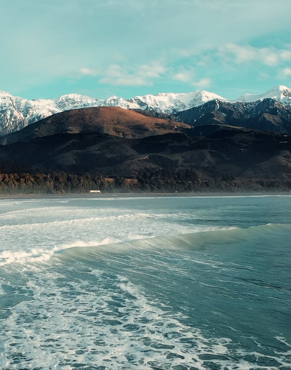 Beach and mountains in Kaikōura.