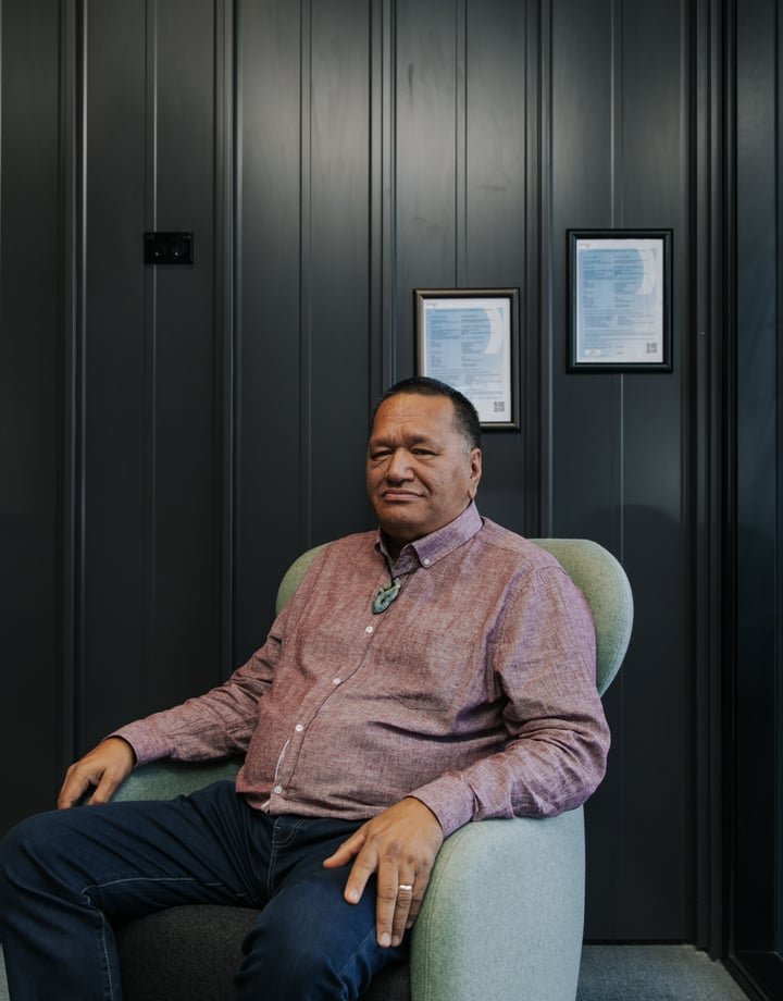 Maurice Manawatu sat in chair.
