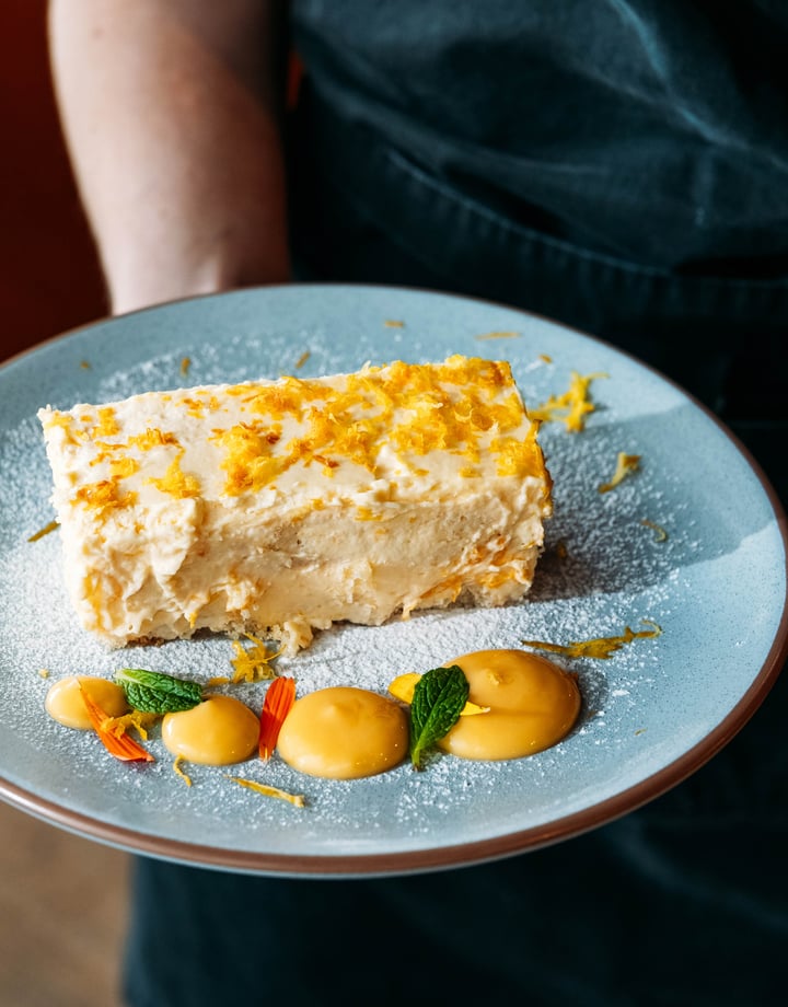 A cheesecake on a plate.