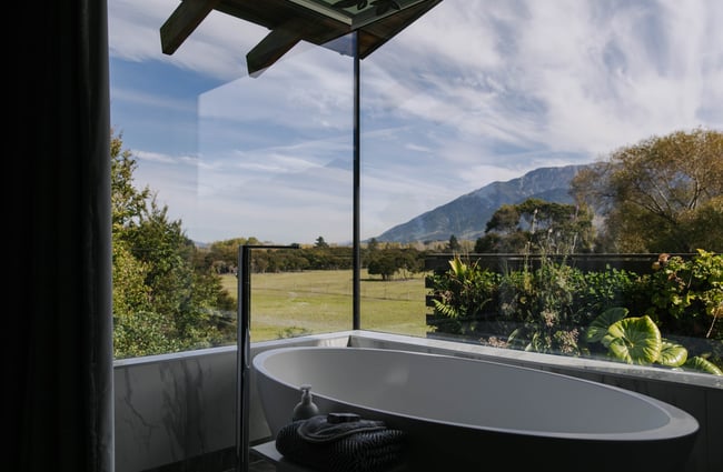 Outdoor bathtub at Hapuku Lodge.
