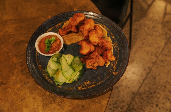 A close up of a small platter of Indian starters.