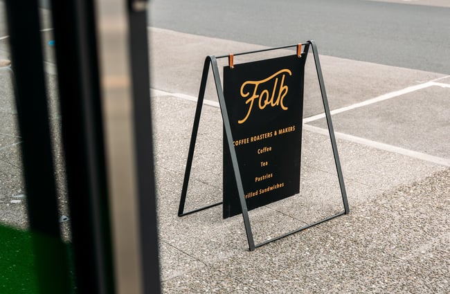 A street sign that says 'Folk'.