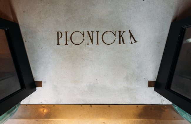 A sign on the floor that says 'Picnicka'.