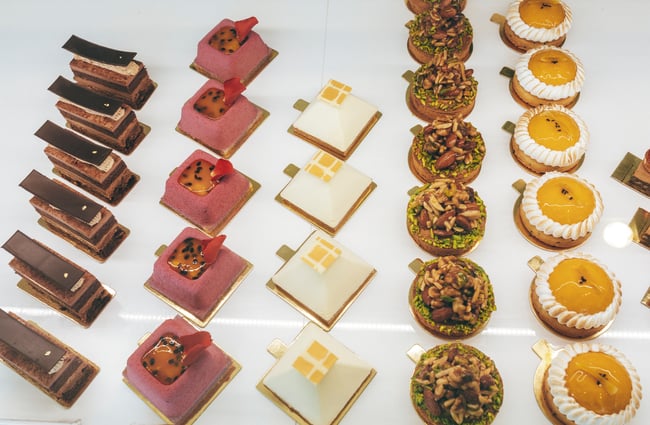 Flatlay image of all the cakes for sale at Vaniyé Pâtisserie, Auckland.