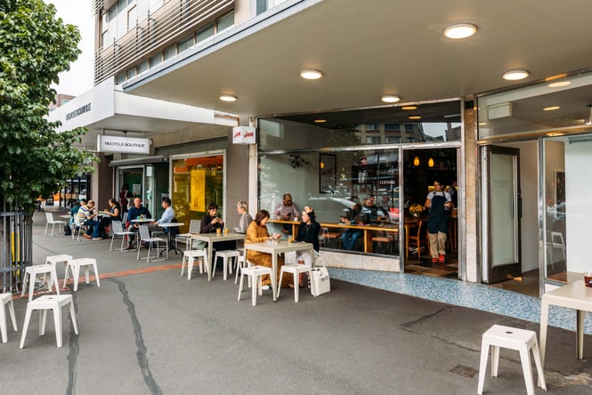 People dining outside Customs cafe in Wellington.