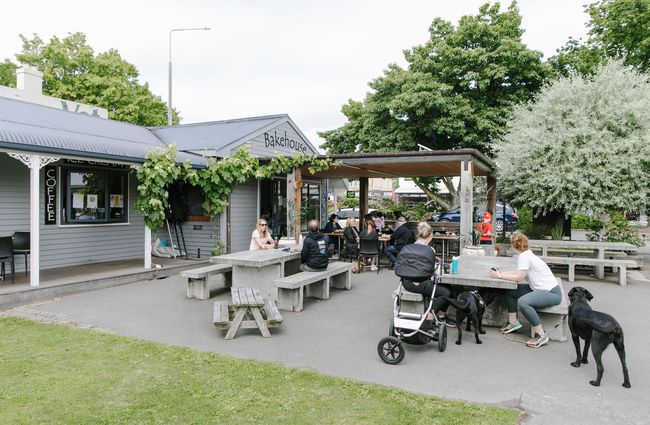 People dining outside the Fairlie Bakehouse.