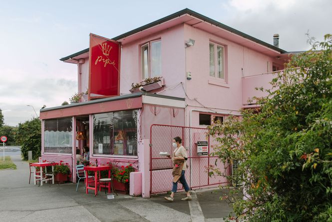 The pink exterior of Pipi's.